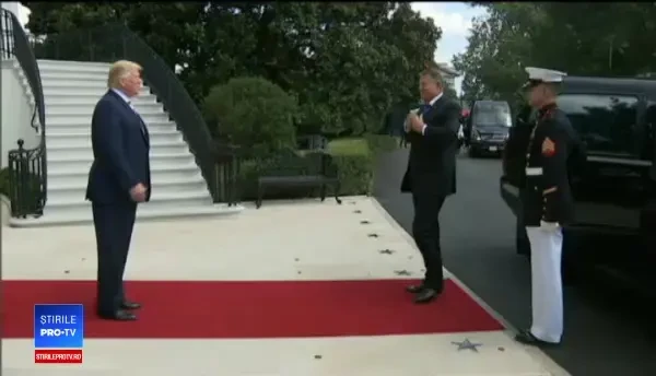 Momentul care l-a făcut pe Iohannis să izbunească în râs. Ce cadou i-a oferit lui Trump