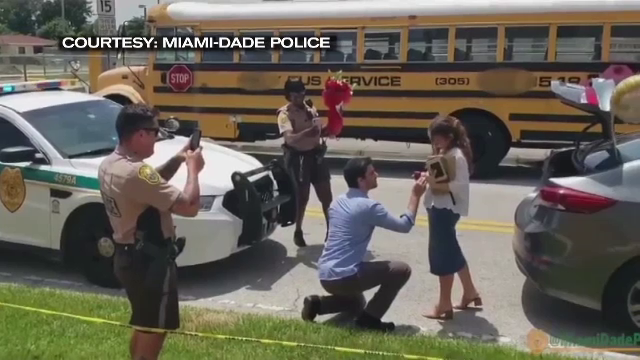 A apelat la poliție pentru a-și cere iubita în căsătorie. Reacția tinerei