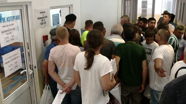 Cozi și scandal la Înmatriculări Braşov. Oamenii se pun la rând cu noaptea în cap