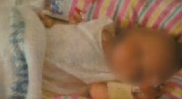 Copil atât de subnutrit, că nici nu i-au crescut dinții. Cum au fost pedepsiți părinții