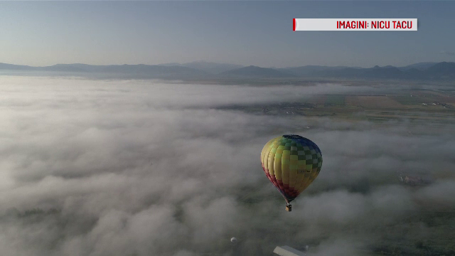 Tot mai mulţi turişti îşi fac vacanţa "în aer". Cât costă un zbor cu balonul