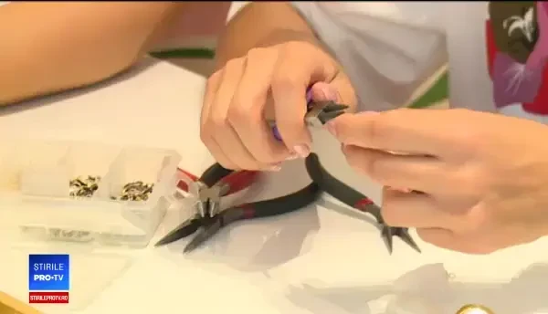 ANIMAȚIE GRAFICĂ. De ce românii nu sunt productivi, deşi stau cel mai mult la birou