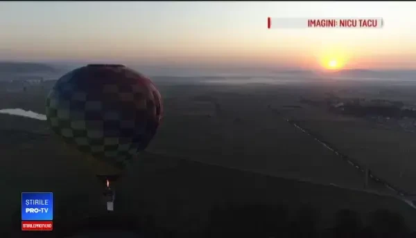 Tot mai mulţi turişti îşi fac vacanţa "în aer". Cât costă un zbor cu balonul