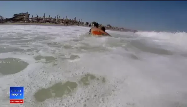 ”Culoarul înecaților” de pe litoral a mai făcut o victimă. Salvamarii, și ei în pericol