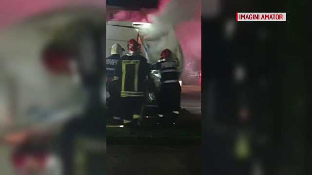 Pericol de explozie într-o parcare. O dubă cu produse inflamabile a luat foc