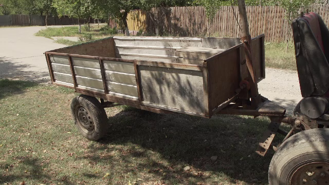 Incident grav. O mamă și fiica sa au căzut în cap din remorca unui tractor