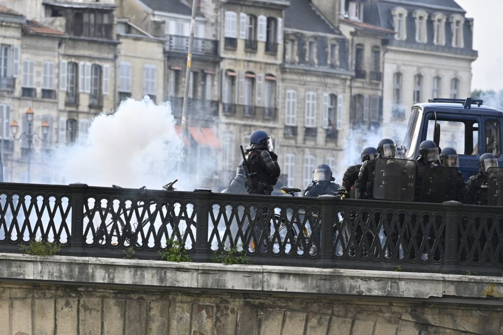 Ciocniri violente între poliție și protestatari, în zona summitului G7. GALERIE FOTO