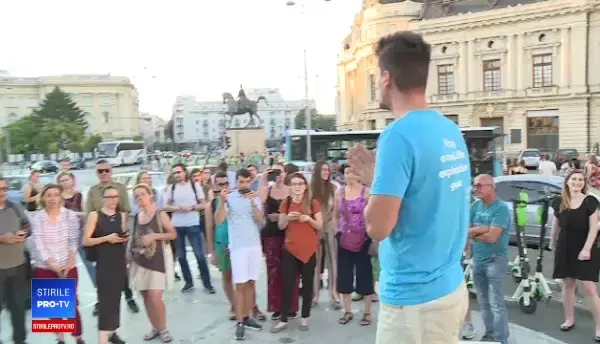 Cum au "sărbătorit" tinerii 23 august. Aplicaţia care te duce înapoi în comunism