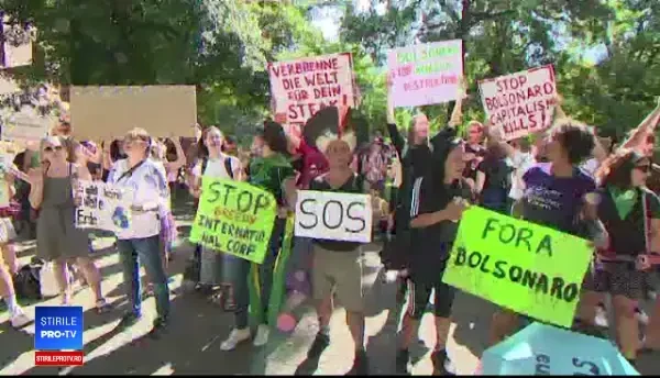 Preşedintele Braziliei vrea să trimită armata pentru a stinge incendiile de pe Amazon