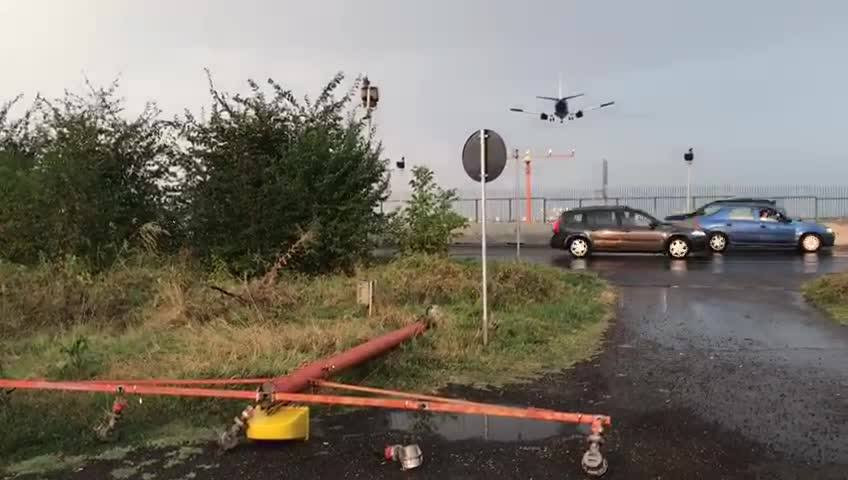Cod roșu de vânt în mai multe județe. Rafalele vor atinge 150 de km/h