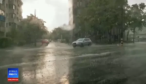Furtună puternică în București, duminică seara. Meteorologii au emis COD PORTOCALIU