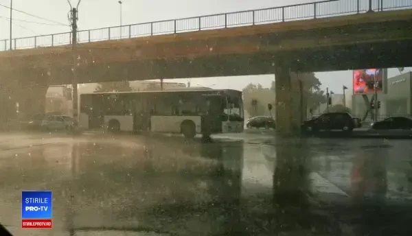 Furtună puternică în București, duminică seara. Meteorologii au emis COD PORTOCALIU