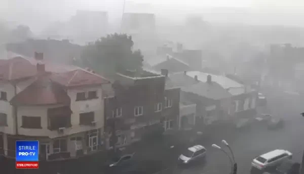 Furtună puternică în București, duminică seara. Meteorologii au emis COD PORTOCALIU
