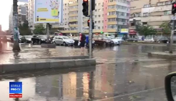 București, 2019. Prin ce au trecut pietonii după ploaia torențială. VIDEO