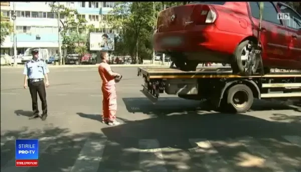 Începe ridicarea mașinilor. Recuperarea lor costă 500 RON și un drum la marginea orașului