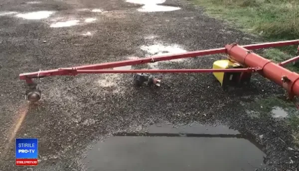 Stâlpi pentru ghidarea avioanelor, dărâmați de furtună, pe Aeroportul Otopeni