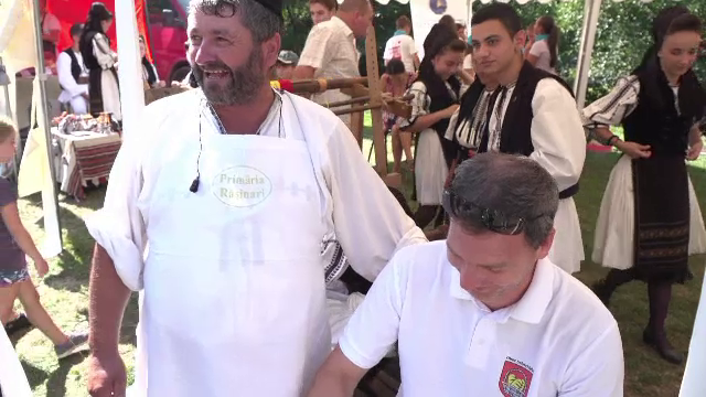 Turist pus la muncă de ciobanii din Mărginime. "E plăcut, dar ia mult timp"