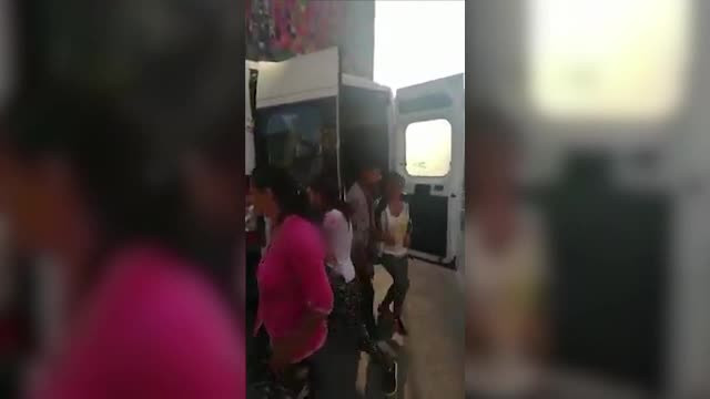 "Performanța” unui șofer din Covasna. Câți oameni a reușit să înghesuie în microbuzul său