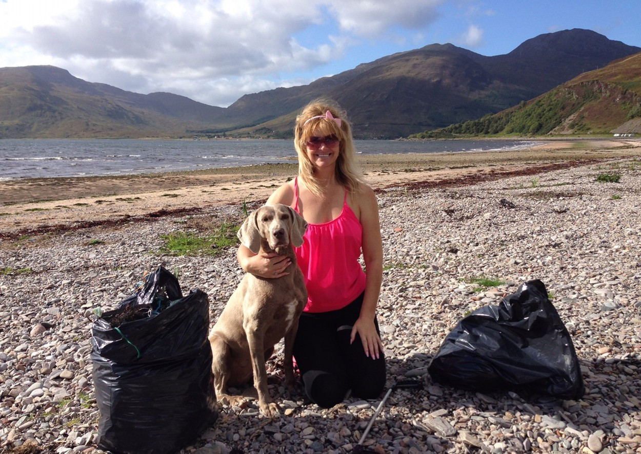 Câinele care adună gunoaie și pungi de plastic atunci când se joacă cu stăpânii lui