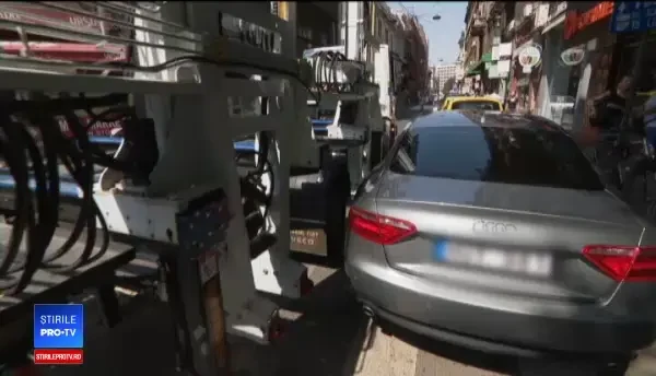 Un șofer a ajuns la mașina sa chiar în timp ce îi era ridicată. Ce reacție a avut