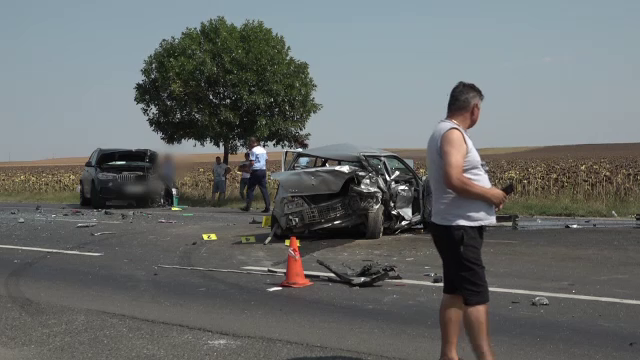 Accident groaznic lângă Buzău. Bucăţi din mașini, împrăştiate pe sute de metri