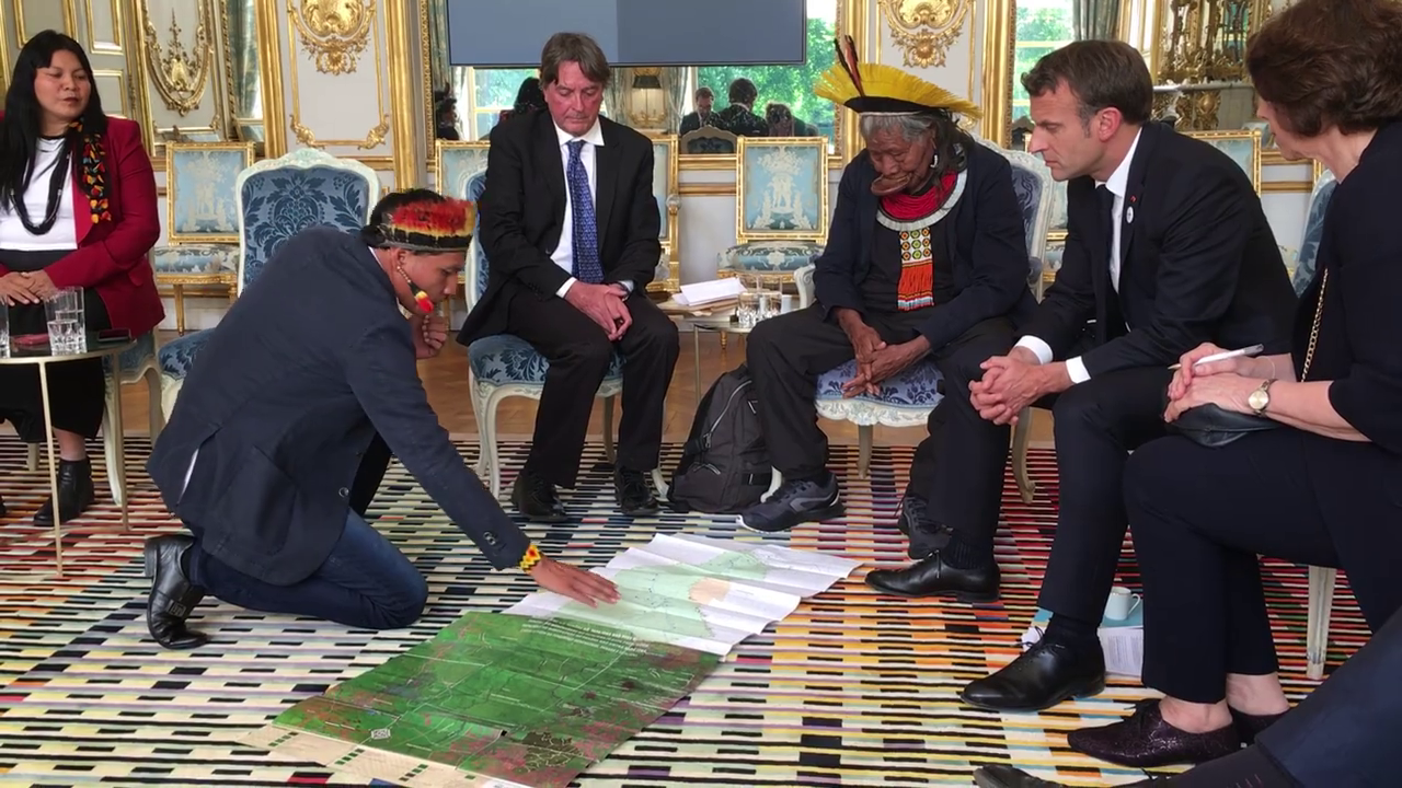 Momentul în care Macron se întâlneşte cu un şef de trib din pădurea amazoniană