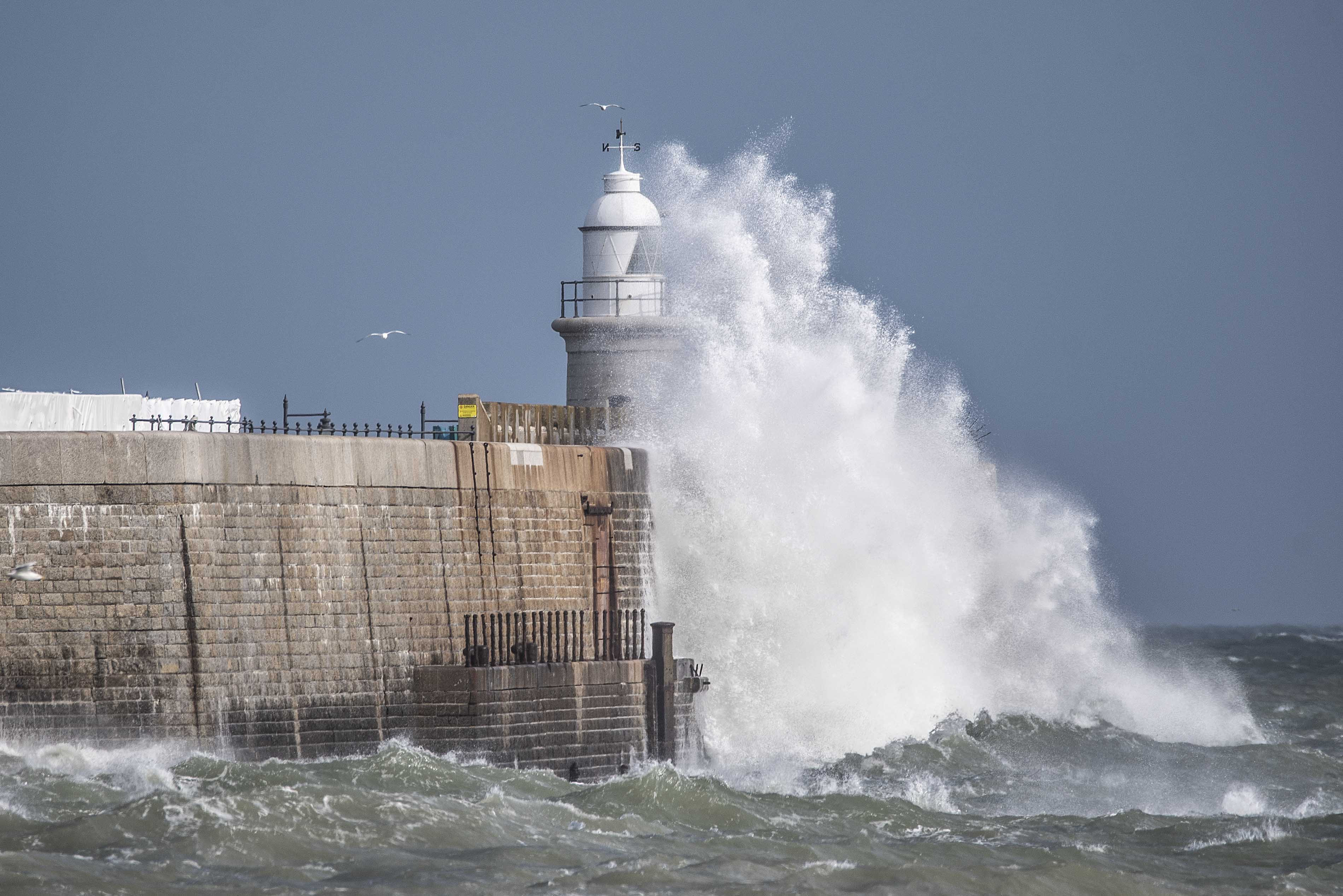 Un imigrant a murit înecat în Canalul Mânecii. Era învelit cu sticle de plastic