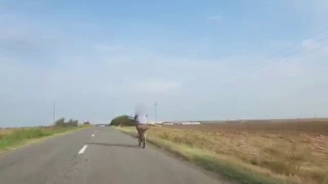 Om filmat cărând pe bicicletă o bombă de 50 kg. Ce a făcut după ce s-a speriat de poliție