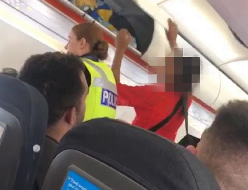 Călătorie de coșmar în avion. O mamă a amenințat că-i rupe picioarele fiului ei