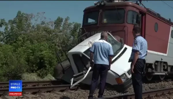 Mașină spulberată de tren, în apropiere de Iași. Șoferul s-a speriat şi a oprit motorul