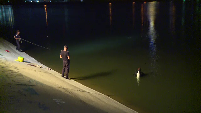 Un bărbat a dispărut după ce a intrat în Lacul Morii. Trupul său, căutat de scafandri