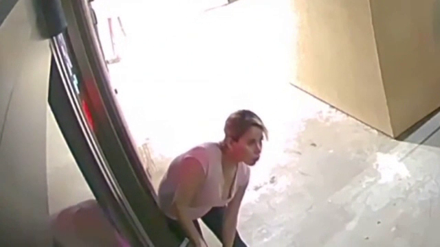 Spargerea dată de o femeie într-un salon de lux. Patronul oferă recompensă o mașină