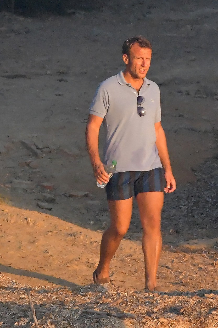 Cum a fost văzut președintele francez, Emmanuel Macron, la plajă. FOTO