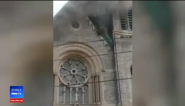 Catedrală celebră, cuprinsă de flăcări. Incendiul este similar cu cel de la Notre Dame