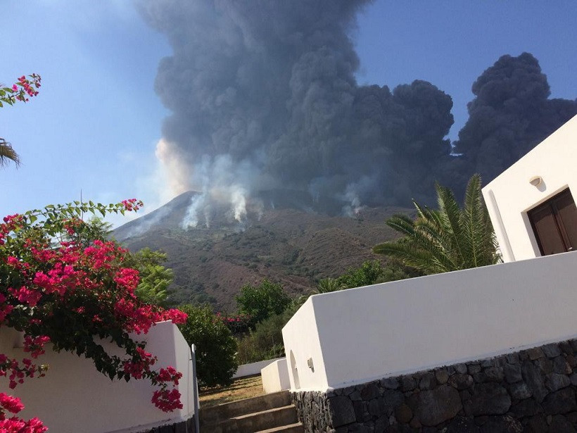 Incendii şi tsunami în Italia, după erupţia vulcanului Stromboli. Cantităţi uriaşe de lavă