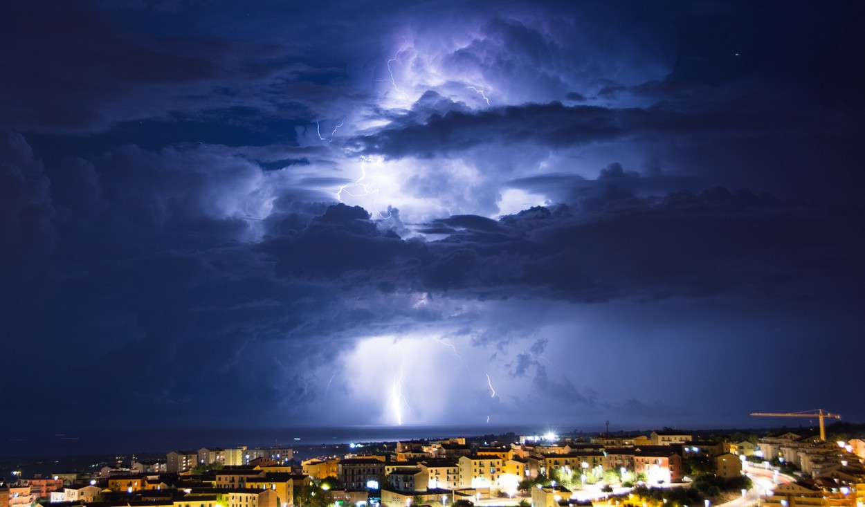 Alertă de vreme severă imediată. ANM anunță cod portocaliu și galben de vijelii și grindină