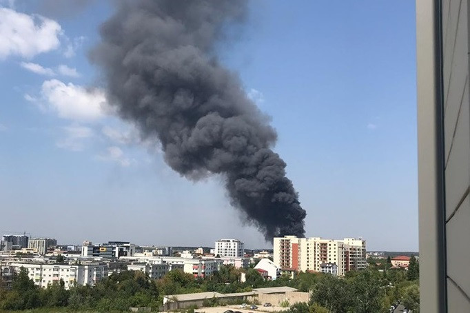 Incendiu puternic în nordul Capitalei. Autoritățile anunță că de abia sâmbătă va putea fi stins