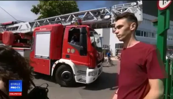 Incendiu puternic în nordul Capitalei. Autoritățile anunță că de abia sâmbătă va putea fi stins