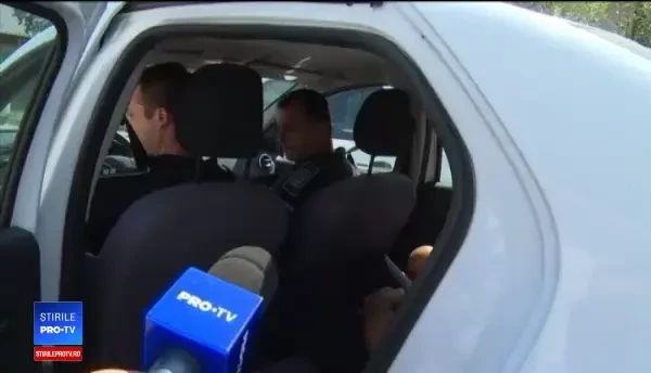 Preotul acuzat că bea, își bate soția și i-a incendiat mașina. Enoriașii îl apără