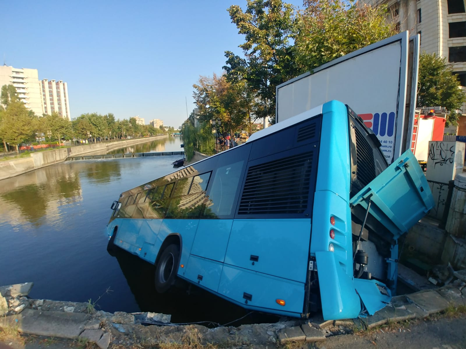 Un autobuz STB a căzut în râul Dâmbovița în urma unui accident rutier. Cine era în autovehicul