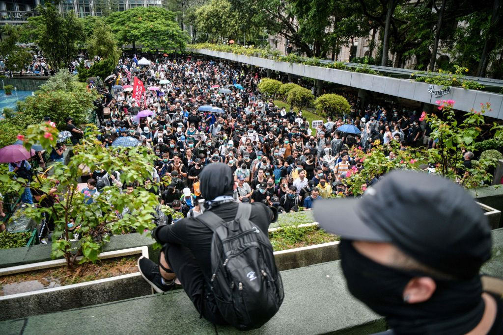 Protest violent în Hong Kong. Poliția a intervenit cu gaze și un tun de apă. VIDEO