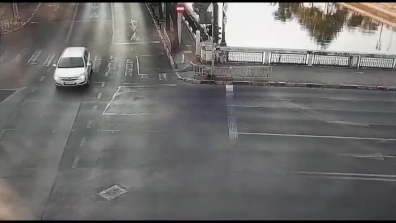 Momentul în care un șofer a lovit autobuzul căzut în Dâmbovița. VIDEO