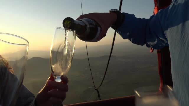 Festival pentru baloanele cu aer cald, în Dolj. O tânără a fost cerut în căsătorie în aer