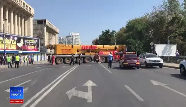 Gabriela Firea, la locul accidentului în care un autobuz STB a ajuns în Dâmboviţa