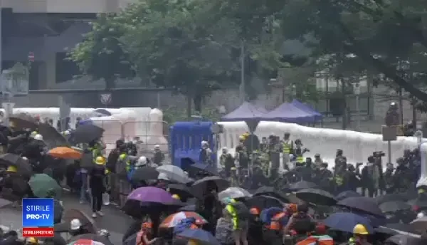 Protest violent în Hong Kong. Poliția a intervenit cu gaze și un tun de apă. VIDEO