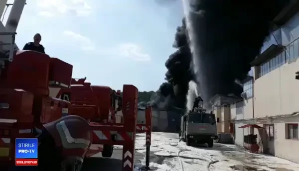 Fum toxic în Vâlcea după o explozie la o fabrică de vopsele. Mesajul RO-Alert