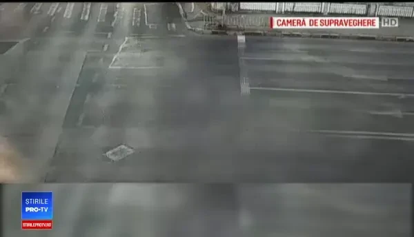 Momentul în care un șofer a lovit autobuzul căzut în Dâmbovița. Pasagera a ieșit singură