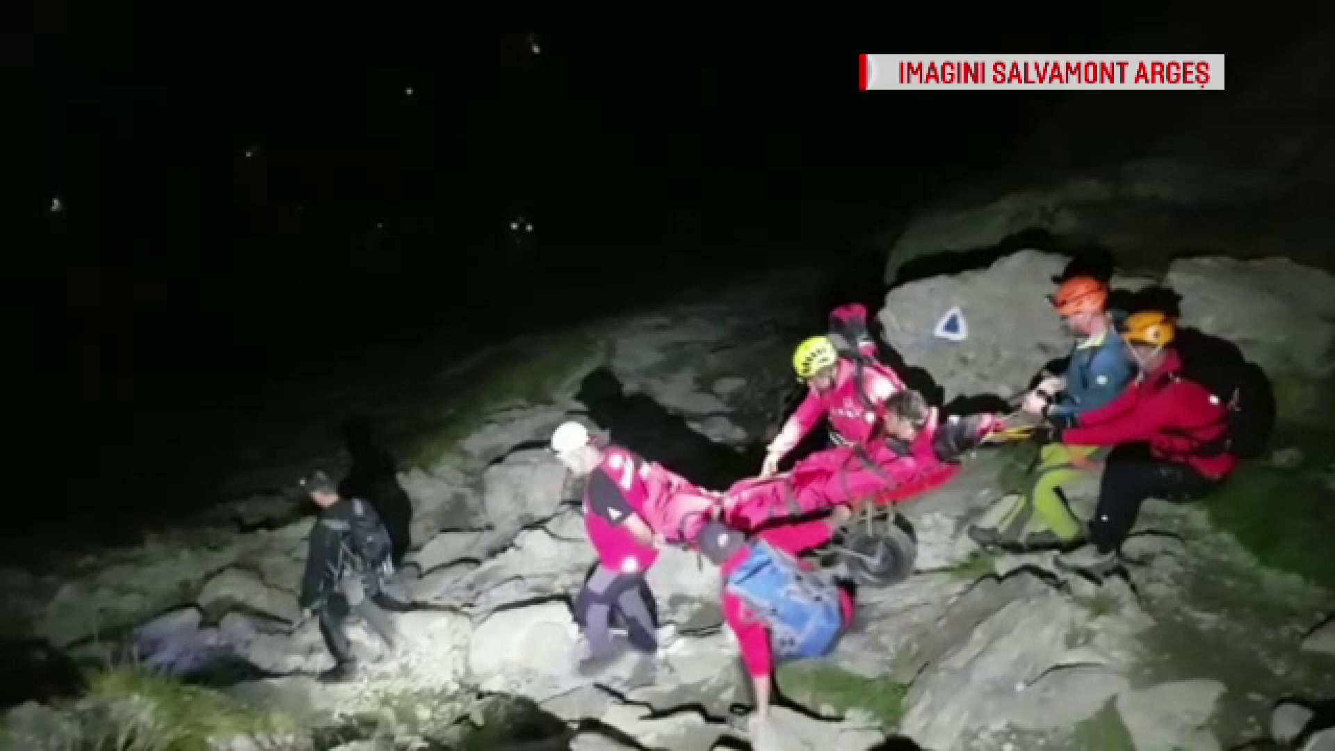 Turist din Timișoara, cu o fractură la un picior, coborât cu dificultate de pe munte