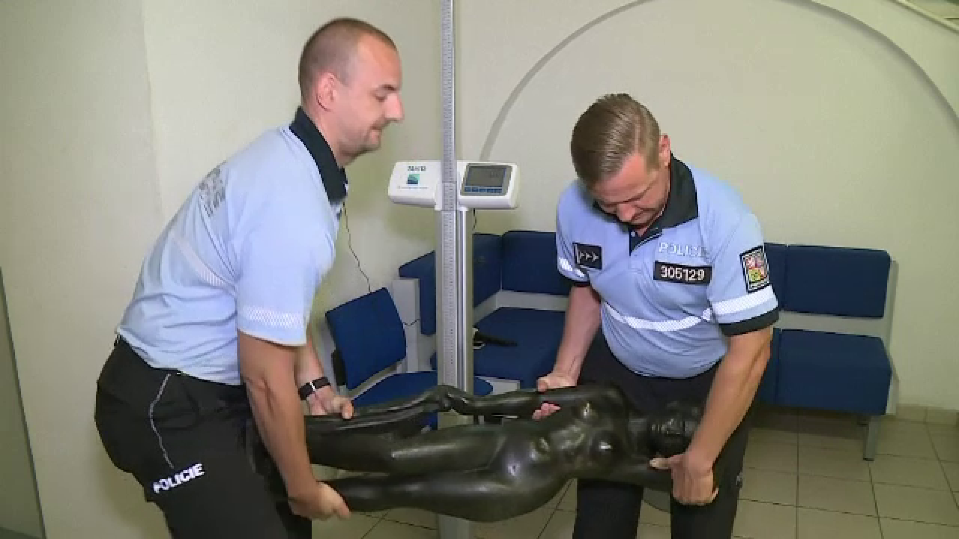 Un hoț s-a chinuit 2 zile să fure o statuetă. Cum a fost prins de polițiști