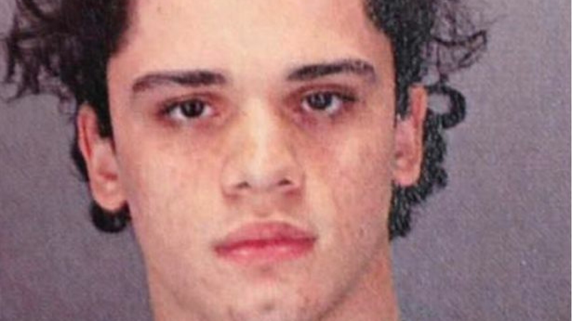 Şi-a decapitat prietenul pentru că l-a prins stând de vorbă cu iubita lui. Crima a şocat o lume